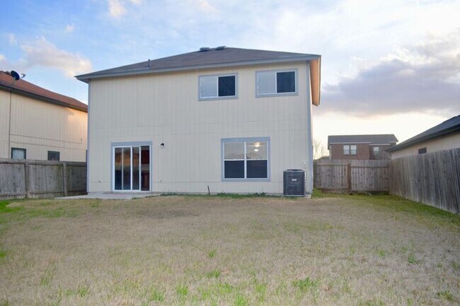 Building Photo - Beautiful Newly Remodeled 3 bed 2.5 bath