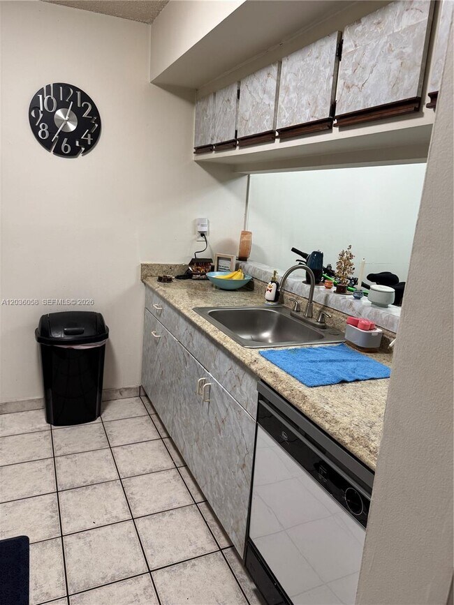 Foto del edificio - 18230 Mediterranean Blvd