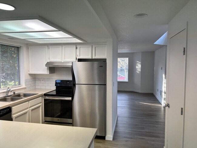 Foto del edificio - Large 2 Bed Duplex with Walk In Closets/Pr...