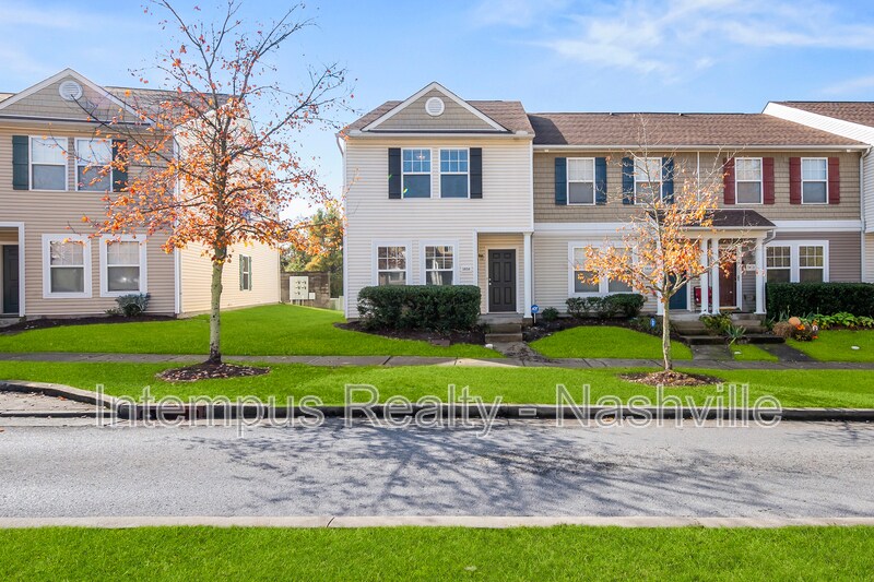 Foto principal - 5856 Monroe Crossing