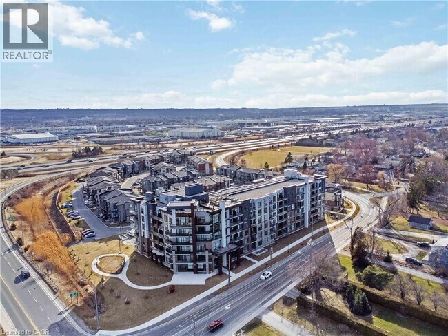 Photo du bâtiment - 600 N Service Rd