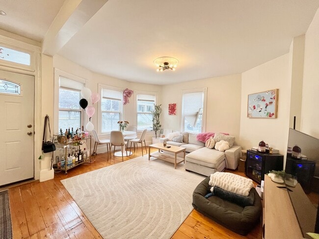 Building Photo - 33 Hillside St