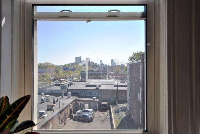 Foto del edificio - 5/1 Sunny top floor 2BR near Green Line, Harvard Ave
