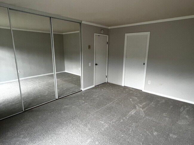 Building Photo - Beautifully Renovated Townhome! Move In Re...