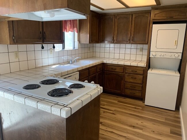 Building Photo - 2 Bed, 1.5 Bath Condo - centrally located ...