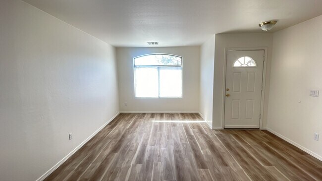 Foto del edificio - Charming 3 bedroom in Tolleson, new paint and flooring!!