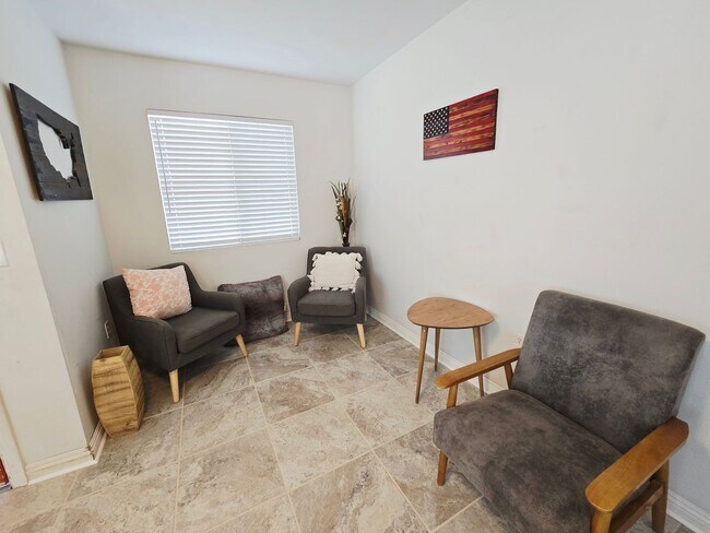 Building Photo - Fully Furnished, Secluded & Private
