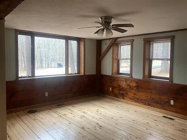 Building Photo - Newly renovated beam home