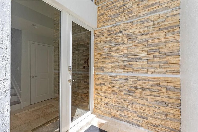 Building Photo - 302 NE 8th Ave