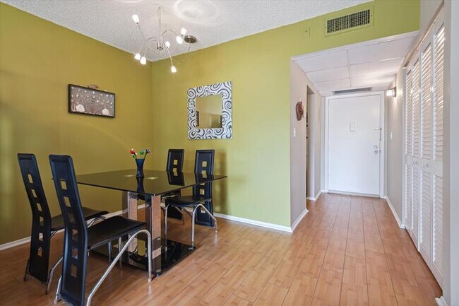 Building Photo - 424 N Riverside Dr