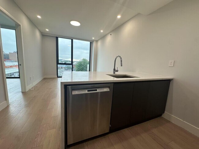 Foto del edificio - 44-15 College Point Blvd
