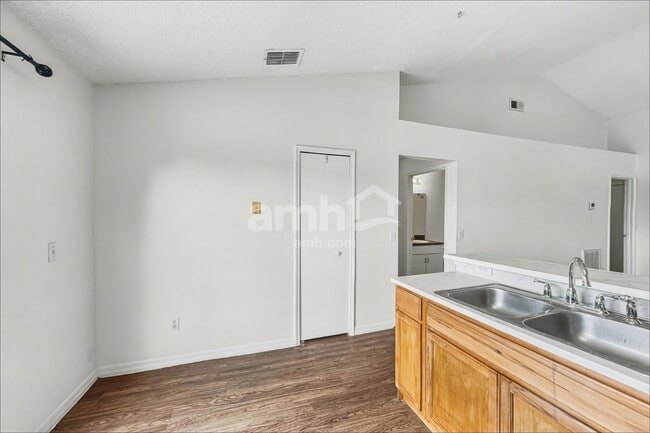 Building Photo - 732 McLean Ct