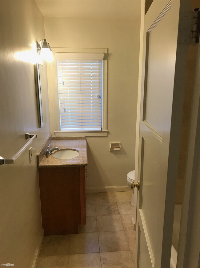 Building Photo - 1 br, 1 bath Apartment - 216 Anita Rd Apt 4