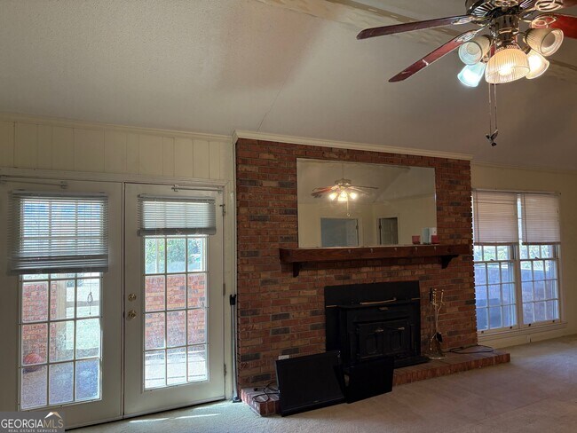 Building Photo - 831 US-25