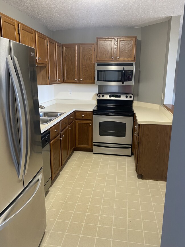 Building Photo - 6500 Woodlake Dr