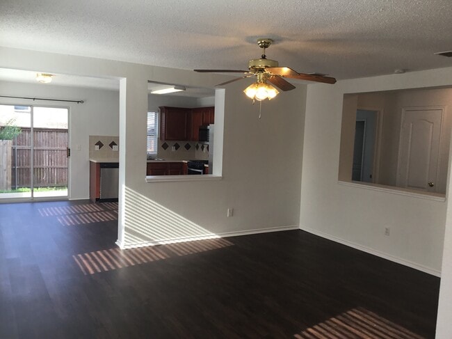 Building Photo - 902 Pryor Dr
