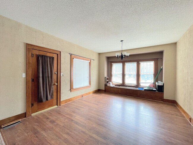 Foto del edificio - Spacious 3 bedroom home with finished base...
