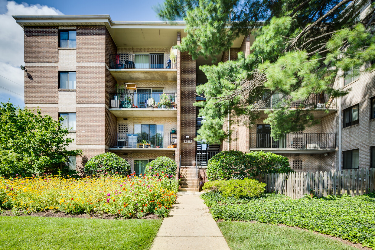 Primary Photo - Azalea Apartments