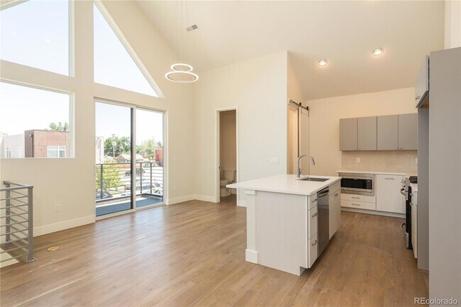 Foto del edificio - 3411 Albion St