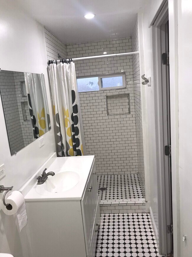 Building Photo - 205 Lake Shore Ter