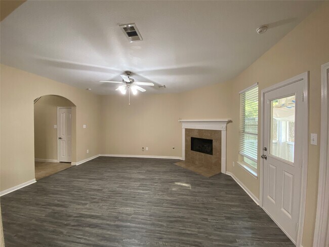 Foto del edificio - 4903 Summer Ridge Dr