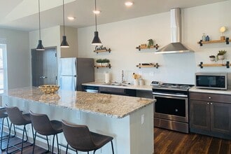 Building Photo - The Vista At Creekside