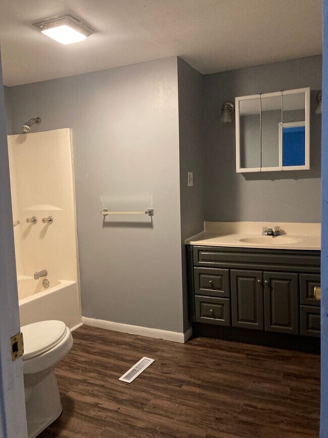 Building Photo - 4 bedroom home Southside Muncie - New floo...