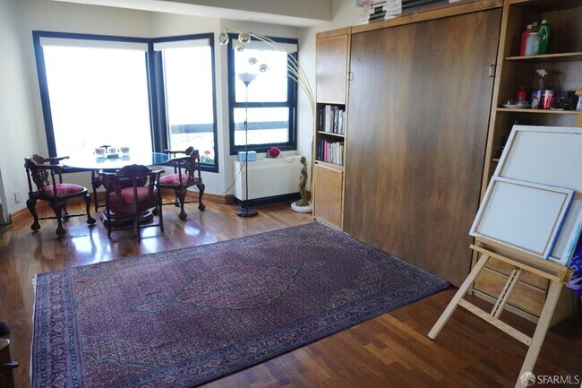 Foto del edificio - 6363 Christie Ave