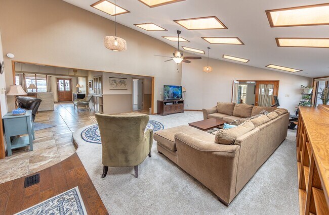 Foto del edificio - Stunning 4 Bed 3 Bath with a Pool!