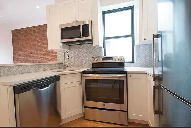 Building Photo - 319 Lincoln Pl