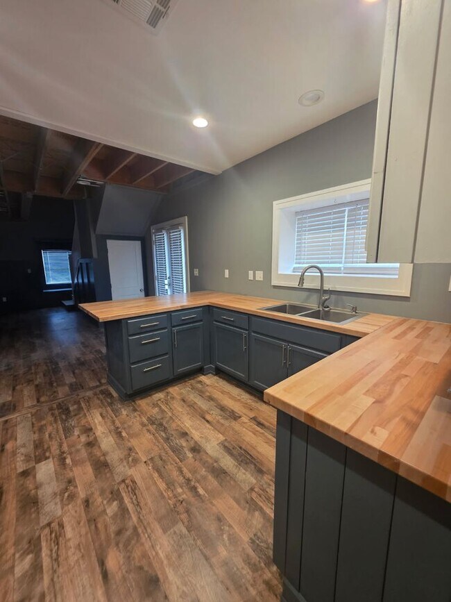 Foto del edificio - Amazing renovation near downtown Sand Springs.