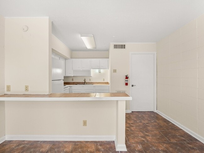 Building Photo - 710 Iris St