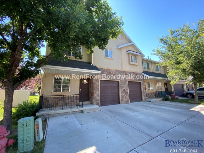 Building Photo - Beautiful 3 Bedroom Townhome End Unit in D...