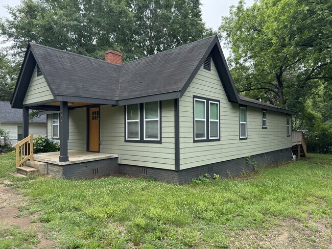 Building Photo - 906 Skyland St