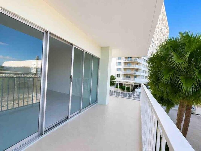 Foto del edificio - 500 Bayview Dr
