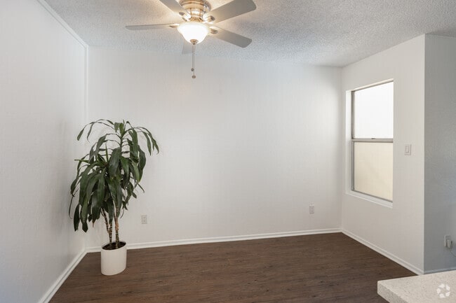1BR, 1BA - 710SF - Dining Room - Newport Village Apartments