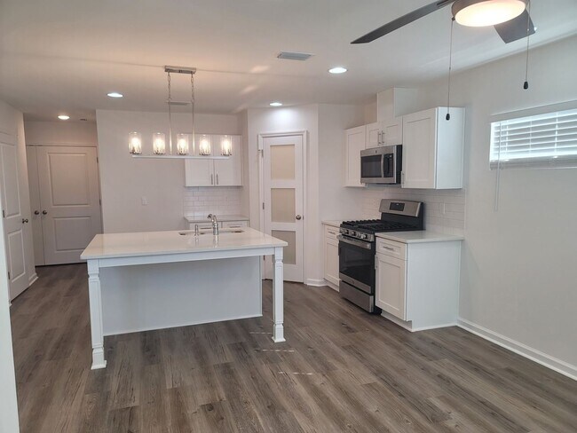 Foto del edificio - NEWER CONSTRUCTION! Modern NE 3/2.5 w/ Stainless Steel Appliances, Granite Counters, Washer, Drye...