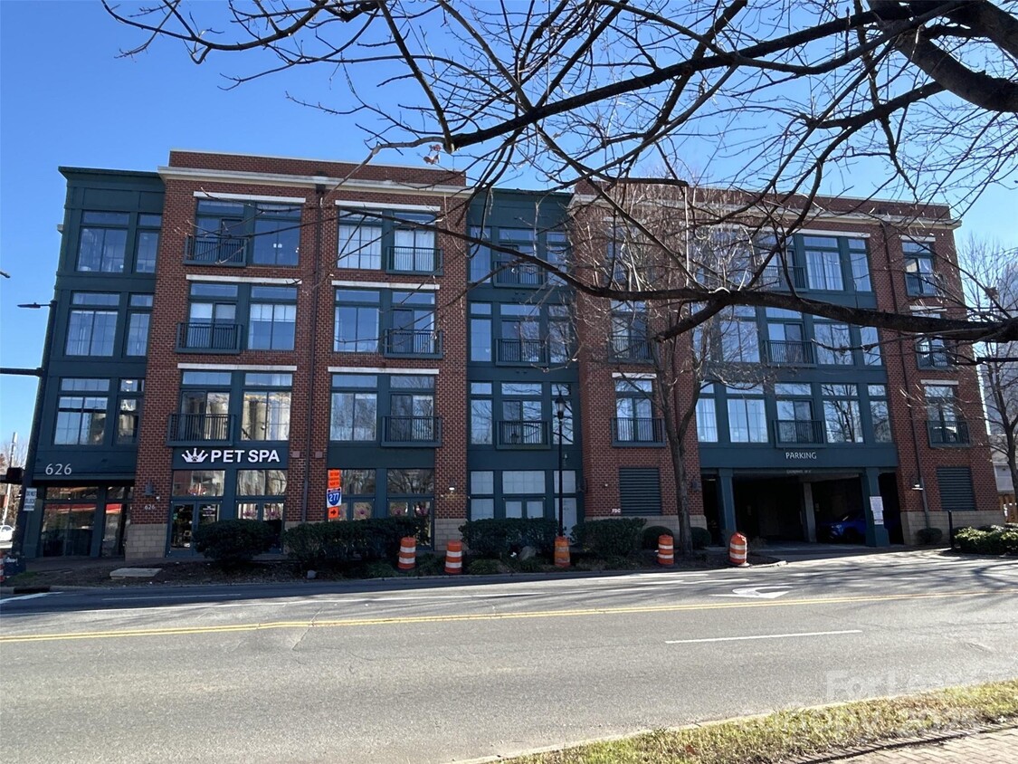 Primary Photo - 626 N Graham St
