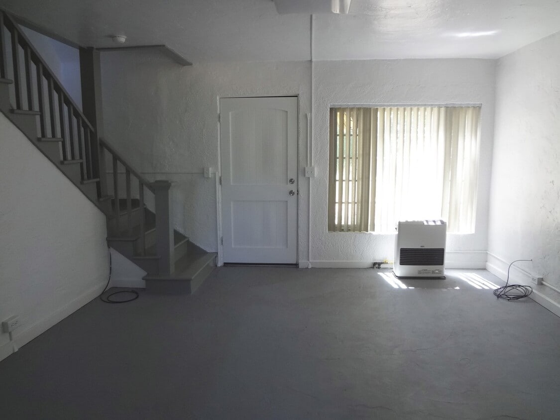 This picture is of a similar unit - layout is just a bit different in #5 - 473-455 Johnstonville Rd