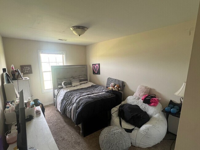 Foto del edificio - 4 Bedroom, 2.5 Bath Townhome - Available A...