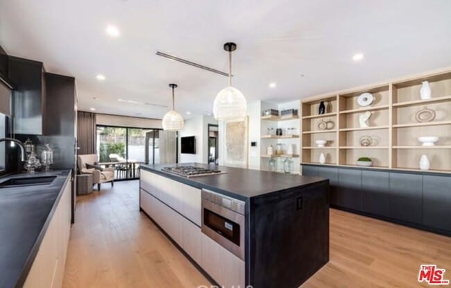 Building Photo - 622 N La Jolla Ave
