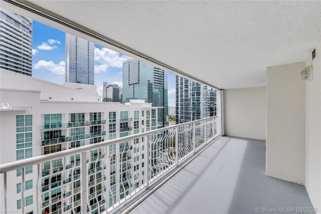 Foto del edificio - 1200 Brickell Bay Dr