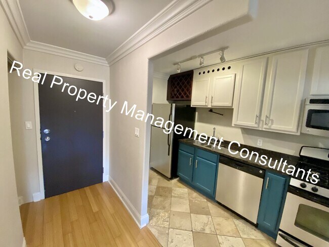 Building Photo - $500 off First Month Rent at The Manhattan...