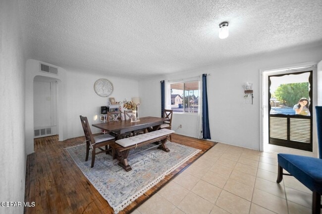 Foto del edificio - 801 Burgess Dr
