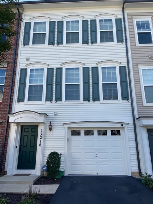 Building Photo - LOVELY WELL MAINTAINED TH IN GALLERY PARK