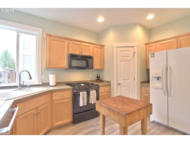 Building Photo - Comfortable Beaverton Living- 4 Bedroom, 2.5 Bath home Near Nike & Intel with Open Living & Priva...