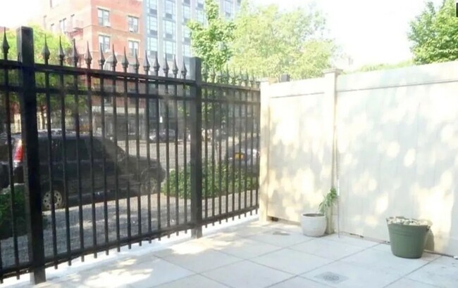 Foto del edificio - 245 East 2nd Street