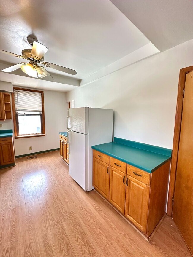 Building Photo - Conveniently Located 1 Bed, 1 Bath Unit - Available 7/1!