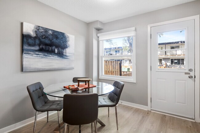 Photo du bâtiment - Room Rental 5 minutes from Algonquin College - This listing has rentals from $525