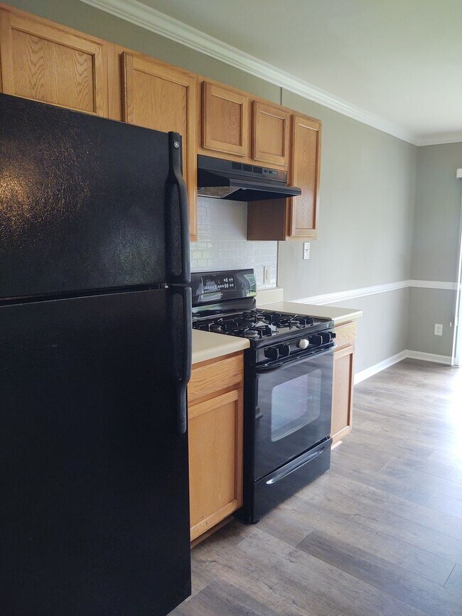 Building Photo - Pristine, move in ready 2-story home locat...